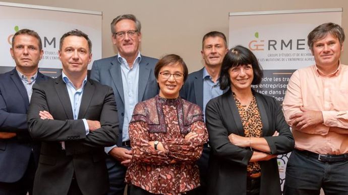 Christophe Congues, président d’Euralis (à g.), Christoph Büren, président de Vivescia, François Purseigle et Geneviève Nguyen, enseignants-chercheurs à Toulouse INP-Ensat, Olivier Chaillou, président de Terrena, Catherine Xuereb, présidente de Toulouse-INP, et Benoit Van Der Rest, directeur adjoint de Toulouse INP-Ensat, lors de la signature de la convention de mécénat le 19 octobre.