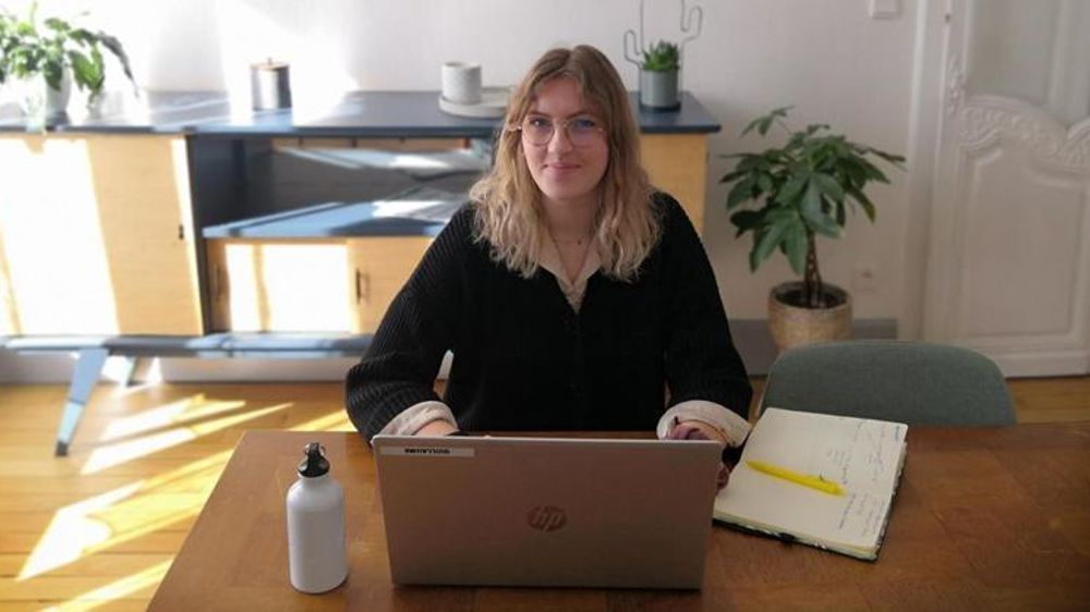 « Même si je suis très bien encadrée, ce stage est complètement différent de ce que j’ai pu vivre auparavant », souligne Anaïs, stagiaire au service communication, en télétravail à 100 %.