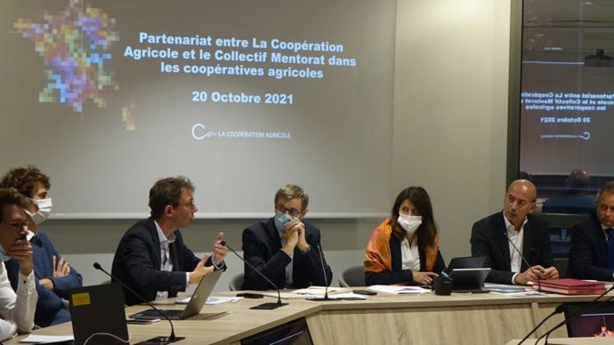 Au centre, Dominique Chargé, président de LCA, et Florence Pradier, sa directrice, écoutent Christophe Paris, président du Collectif Mentorat, assis au côté de Nicolas Viennot, son directeur , avec au premier plan, Benjamin Varron, délégué régional des Hauts-de-France d’Article 1. Tout à droite, Christophe Grison, président, et Laurent Vittoz, DG de Valfrance.