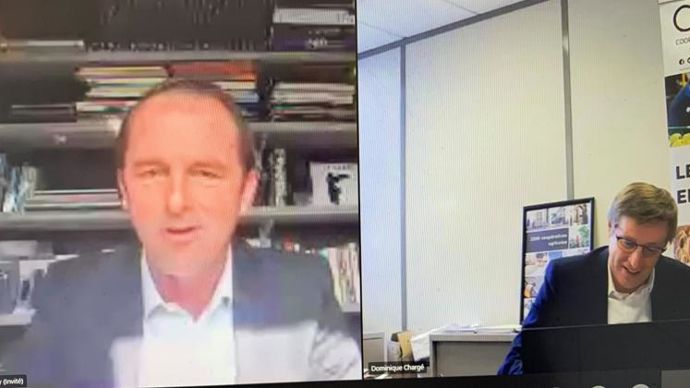 À droite, Dominique Chargé, président de La Coopération agricole, est en train de signer la convention de partenariat passée avec le haut-commissaire à l’emploi et l’engagement des entreprises, Thibaut Guilluy.