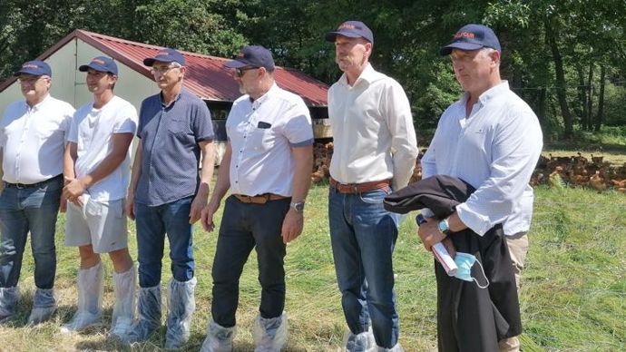 Michel Prugue, président de Maïsadour (à g.), a accueilli éleveurs, journalistes et élus, chez Thibault et Bernard Tauzia, à Campagne (Landes), aux côtés de Jean-Louis Zwick, directeur du pôle agricole du groupe, Paul le Bars, DG des Fermiers du Sud-Ouest et de Patrick Faget, directeur des productions animales de Maïsadour. © MAÏSADOUR