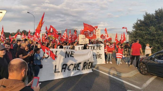 En grève depuis le 15 octobre 2021, les salariés de deux usines Labeyrie sont dans la rue pour réclamer de meilleurs salaires et conditions de travail. © FGTA-FO
