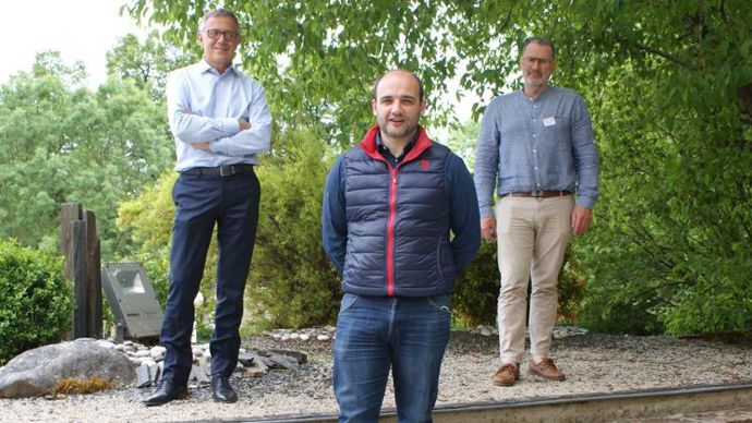Aurélien Simbelie (au centre), le nouveau président de So’Fab, succède à Pascal Pringault (à g.). Le vice-président, Jean-Louis Zwick (à dr.), reste en poste. © SO’FAB
