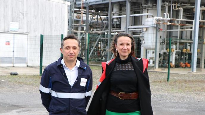 Valérie Corre, directrice des affaires réglementaires alcool-éthanol chez Tereos, et Philippe Guénal, directeur du site industriel d’Origny-Sainte-Benoite (Aisne), sur le site de cette sucrerie distillerie lors d’une journée organisée par l’Afja, le 21 octobre. © B. CAILLIEZ