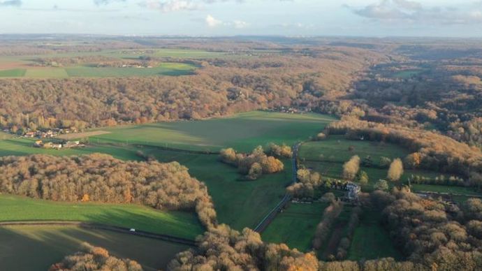 Hectar, qui se dit « le plus grand campus agricole du monde », est installé sur 600 ha au cœur du parc naturel régional de la Haute Vallée de Chevreuse (Yvelines).