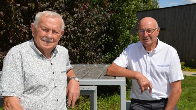 Roger Albert (à g.), président de la Cavac de 1971 à 1985, et Daniel Rabiller, de 1986 à 2000, coauteurs de l’ouvrage « Positive agriculture – Si la coopérative Cavac m’était contée ».