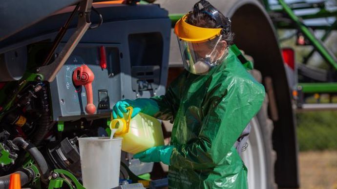 Les gants de protection chimique restent l’EPI le plus fréquemment utilisé par les agriculteurs avec 70 % des sondés déclarant toujours les porter. © RAS PRODUCTION / Astrid Loren