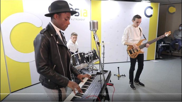 Le clip réalisé par le CSE a été enregistré au siège de Cérèsia, à Reims. Les adhérents ont pu également remercier les salariés de la coopérative en y participant.