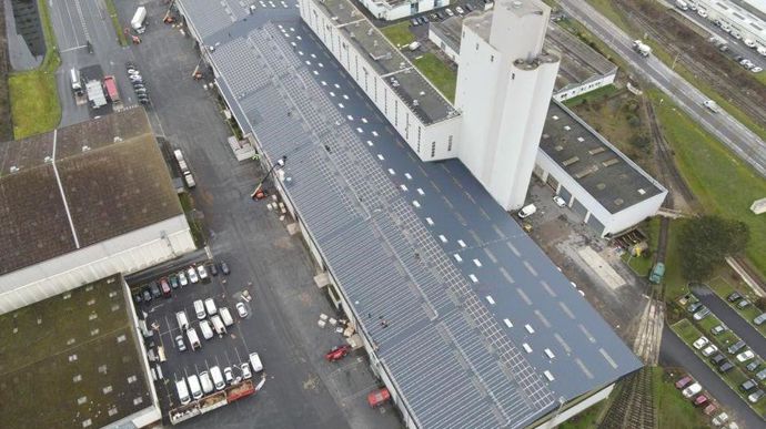 3 124 panneaux photovoltaïques fabriqués dans le Grand Est ont été installés sur la toiture de la station de semences de Reims.
