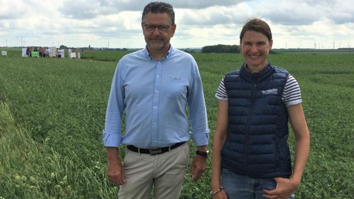 Xavier Harlé, DG de Ternoveo, et Pauline Vansteenberghe, du service agronomique : « Douze films enregistrés sur nos plateformes vont être mis à la disposition des agriculteurs qui n’ont pas pu se déplacer physiquement », lors des journées Expertises à Écoust-Saint-Mein, les 16 et 17 juin. © B. CAILLIEZ