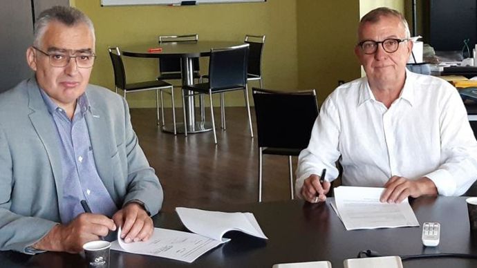 Jean-Claude Virenque (à g.) a signé le 2 juillet une prise de participation dans l’entreprise de négoce de bétail vif de Jacques Trinqué (SARL Trinqué), à Marquefave. © UNICOR