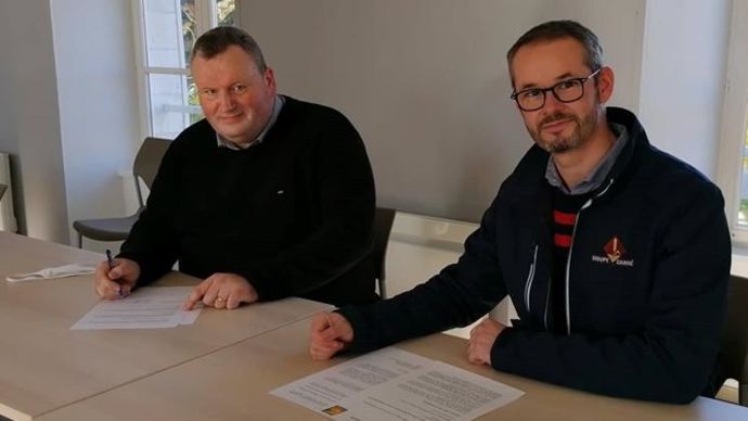 Philippe Touchais, directeur Innovations du Groupe Carré (à dr.), et Xavier Bortolin, directeur du CFPPA du Paraclet, lors de la signature du partenariat, le 10 novembre 2021, à Cottenchy.