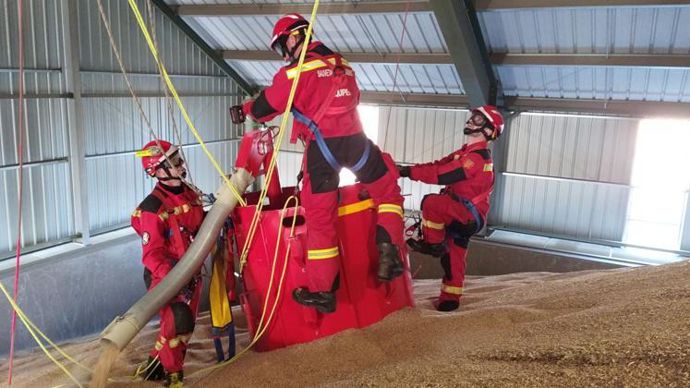 En octobre, dans le silo de la coop de Creully, à Nonant, les équipes de sauveteurs ont été formées à un dispositif original de déblaiement constitué d’une enceinte légère et mobile qui est dressée autour de la personne à déblayer ou du départ de feu. © SDIS
