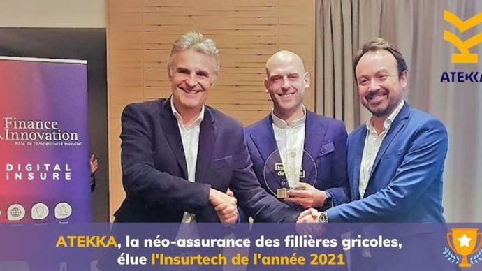 Le 16 novembre à Paris, Fabrice Couturier, président du jury (à g.), a remis le prix Insurtech 2021 à Antoine Poupart, président fondateur d’Atekka, et Laurent Marbotte, directeur commercial d’Atekka.