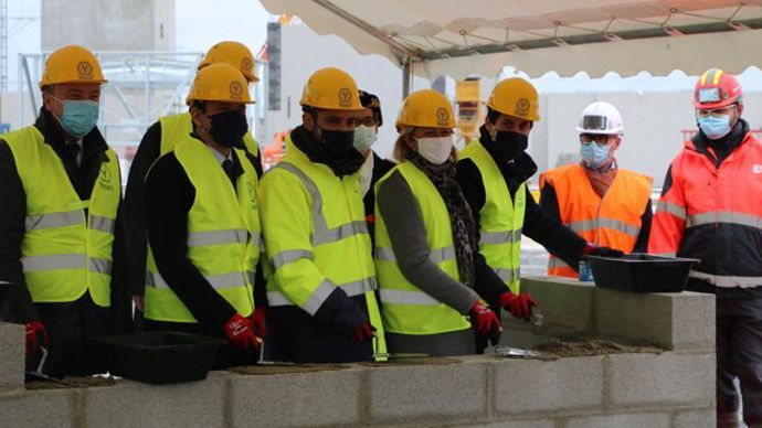 Ynsect a posé la première pierre de sa future usine d’Amiens, en présence de Julien Denormandie, ministre de l’Agriculture, Barbara Pompili, ministre de la Transition écologique, Cédric O, secrétaire d’État chargé de la Transition numérique et des communications électroniques, et Xavier Bertrand, président des Hauts-de-France.
