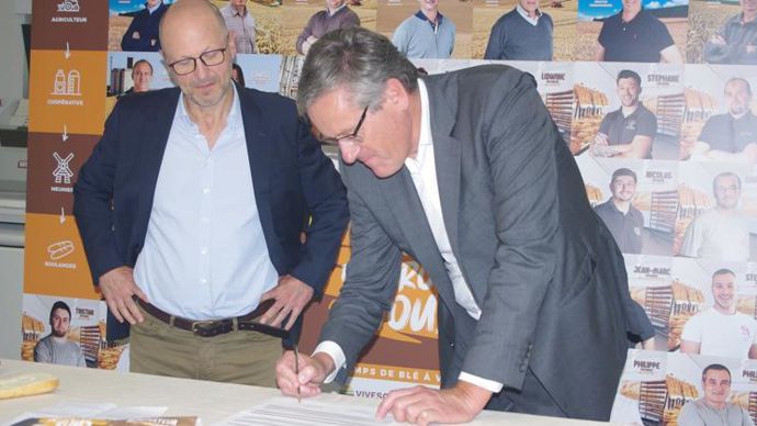 Jean-Jérôme Javelaud, président du Moulin de Signy l’Abbaye (à g.), et Christoph Büren, président de Vivescia, lors de la signature du contrat qui va concerner une centaine d’agriculteurs ardennais, quatre silos de Vivescia, le moulin et 240 boulangers. © C. URVOY
