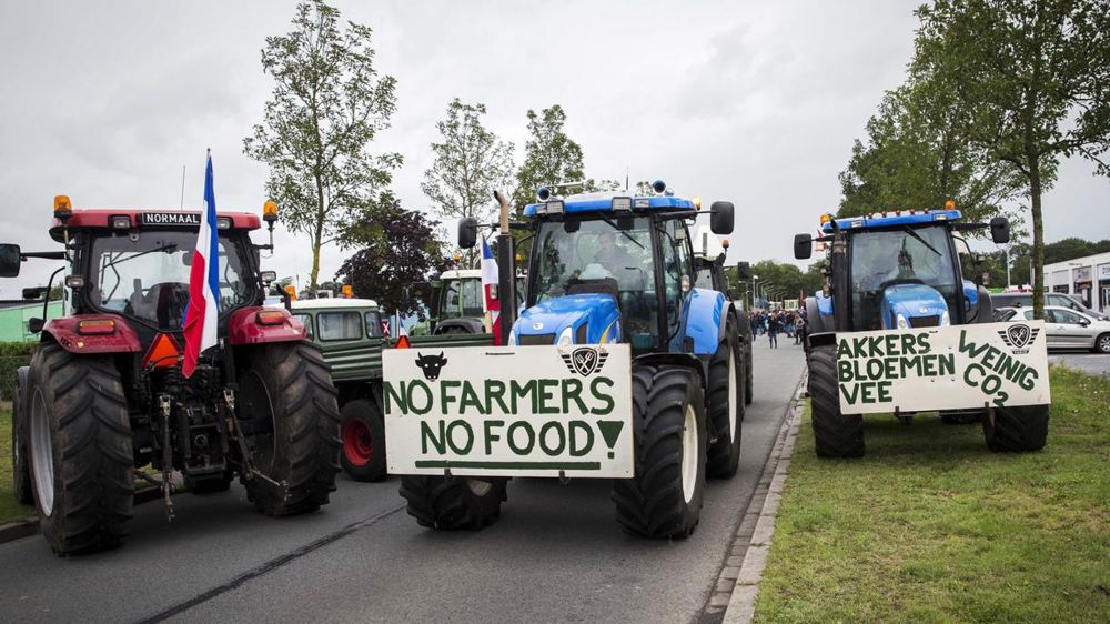 À Zwolle, le 6 juillet, manifestation spontanée. Les éleveurs ont bloqué la centrale d’achat Albert Heijn, et ainsi empêché l’approvisionnement de 230 magasins. EPA/VINCENT JANNINK  [Photo via MaxPPP]