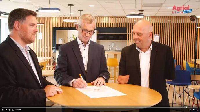 Dans une vidéo diffusée sur Linkedin, Thomas Guerton, DRH (à g.), et Ludovic Spiers, DG d’Agrial, signent un engagement en faveur de l’insertion de personnes à handicap, sous le parrainage de Philippe Croizon. 