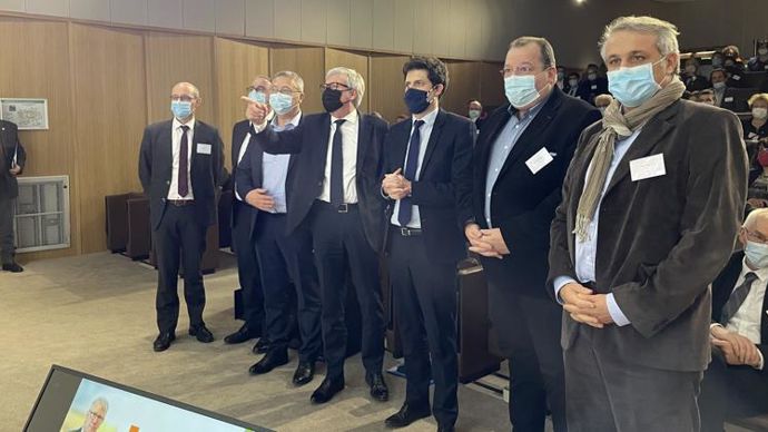 Au centre, Jean-François Loiseau, président d’Intercéréales, et le ministre de l’Agriculture, Julien Denormandie, entourés des membres du bureau, lors de l’AG de l’interprofession des céréales, le 25 novembre à Paris. © L. PETIT