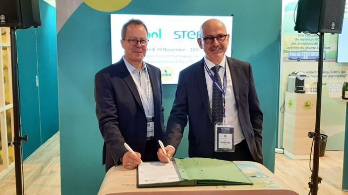 Christophe Beaunoir, directeur général de Saipol (à g.), et Marc Vettard, DG délégué de Stef, lors de la signature du contrat d’approvisionnement en Oleo100 produit à 100 % à partir du colza, sur le salon Solutrans, en novembre, à Lyon.