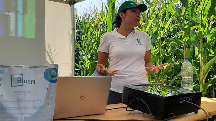 Pour Karin Reyes, de Symborg, BlueN composé de Methylobacterium symbioticum peut compléter tous les programmes de fertilisation sur un large éventail de cultures avec un impact positif sur l’environnement. Ici, lors de la journée technique d’Armbruster, le 8 septembre. © C. REIBEL