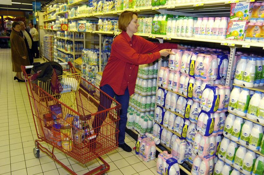 La FNPL ne veut plus voir de lait UHT demi-écrémé à moins de 1 € le litre dans les linéaires à compter du 1er septembre. Pour cela, elle promet de mettre la pression sur les magasins qui refuseraient de relever leur prix de vente consommateur au niveau des standards actuels européens et donc d’accepter les hausses de tarifs de leurs fournisseurs au prétexte de la lutte contre l’inflation.