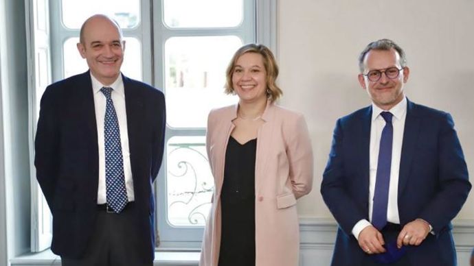 François Desprez, président de Semae (à g.), Anne-Laure Fondeur, directrice de la qualité et du contrôle officiel des semences et des plants chez Semae, Bruno Ferreira, directeur général de la DGAL, lors de la signature le 9 décembre 2021 du contrat d’objectifs et de performance entre l’État et Semae. © SEMAE