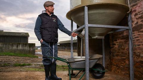 La coopérative Le Gouessant subventionne jusqu’à 80 % l’achat d’un silo par l’éleveur pour passer au minéral vrac, contre un engagement d’achat de trois ans. © LE GOUESSANT — SACHA DROUART