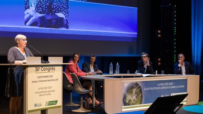 À la tribune, Patricia Ranouil, directrice du Naca pour le 36e congrès du réseau, le 3 septembre, à Jonzac. À ses côtés, de g. à dr., Séverine Oursel, responsable mise en marché chez So.B.Tran, Jean-Christophe Debar, consultant Agri US Analyse, Bertrand Dumas, de la chambre d’agriculture Nouvelle-Aquitaine, et Laurent Péron, du cabinet Evoxya. © AUDROIN LOUIS-PIERRE/NACA