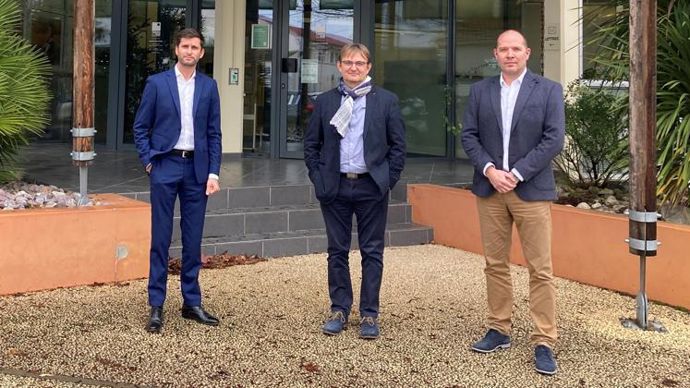 Sylvain Théon, DGA de Terres du Sud (à g.), Patrick Grizou, président, et Michel Clairefond, DG, saluent le travail collectif de toutes les branches d’activité du groupe pour revenir à un résultat positif, malgré une année 2020-2021 parsemée d’obstacles. © TERRES DU SUD