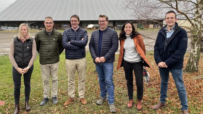 De gauche à droite, Chloé Huet et Jean-Christophe Audierne, conseillers outils de pilotage et services chez Cérèsia, Vincent et Julien Bournaison, agriculteurs, Morgane Hénaff et Gauthier Lacour, consultants chez Agrosolutions, ont présenté l’outil Carbon Extract lors d’une conférence de presse qui s’est tenue le 30 novembre dans la Marne. © L. PETIT