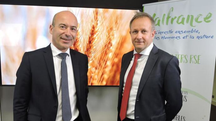 Christophe Grison, président de Valfrance (à g.), et Laurent Vittoz, DG : « Malgré une baisse de la collecte de 22 %, la coopérative termine l’année avec un résultat net positif et un renforcement de ses fonds propres. »