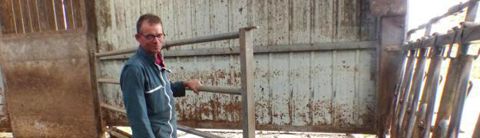 Bavettes. Dans son bâtiment fermé dédié aux génisses, Denis Lecoq a fixé une bavette sur la barrière qui s’adosse à la porte. Le racleur peut passer en dessous. Cette mesure contribue à empêcher les étourneaux de rentrer. C’est mission impossible en bâtiment semi-ouvert.C.H. Bavettes. Dans son bâtiment fermé dédié aux génisses, Denis Lecoq a fixé une bavette sur la barrière qui s’adosse à la porte. Le racleur peut passer en dessous. Cette mesure contribue à empêcher les étourneaux de rentrer. C’est mission impossible en bâtiment semi-ouvert.C.H.