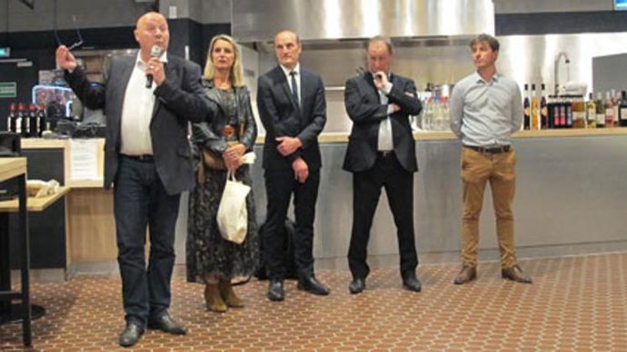 Au micro, Christophe de Rolland, directeur de la distribution d'Euralis, en présence de Valérie Drouhaut, conseillère départementale du canton, Hubert Laporte, maire de Sainte-Eulalie, Christian Pèes, président d'Euralis et Thomas Solans administrateur du territoire Nord Aquitaine d'Euralis. © EURALIS