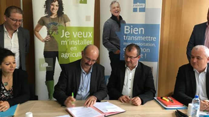 Signature de la convention relative au renouvellement des générations avec, au centre, Philippe Delusset, président d'Océalia, et Patrice Coutin, président de la Safer Poitou-Charente.
