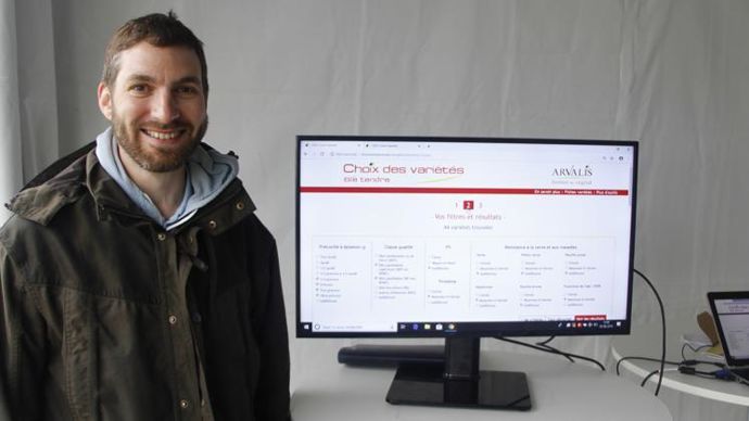 Alexis Decarrier, animateur de la filière blé tendre chez Arvalis, présentait aux Culturales le nouvel outil « Choix des variétés de blé tendre ». © R. FOURREAUX