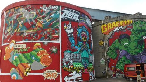 Les deux silos en béton de 12 mètres de hauteur ont été peints aux couleurs des super-héros vintage, thème imposé cette année par le Summer Day. © TERRES DU SUD