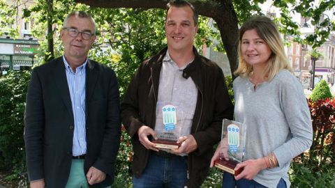Jérôme Lheureux (à gauche), président de la section Lin au Gnis, a remis leur trophée, à Guillaume Hémeryck, président de Terre de Lin, et à Mathilde Vanfleteren, ingénieur au Teillage Saint Martin.