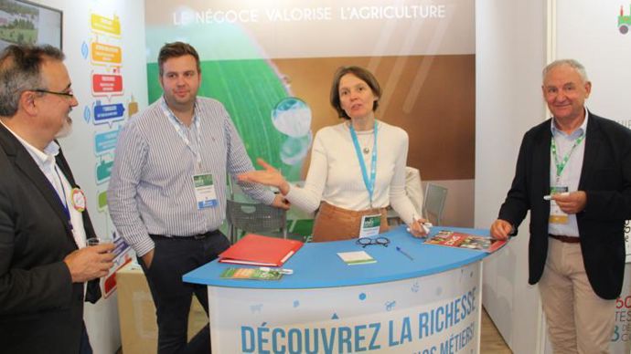 Vincent Bernard, délégué régional de Négoce Ouest et Lucie Martin, responsable emploi et recrutement à la FC2A, échangent avec Yvonick Lorcy (à gauche) et Paul Duclos (à droite), délégué régional et président du Cneap Bretagne, le 10 septembre au Space. © R. FOURREAUX