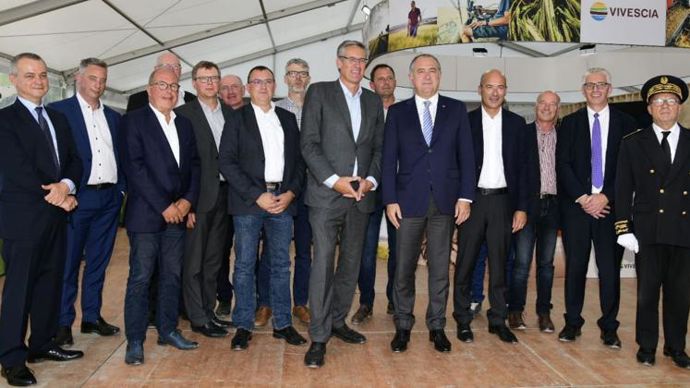 Au centre, le ministre de l’Agriculture, Didier Guillaume, avec à sa droite Christoph Büren, entourés tous deux des présidents et d’un membre du bureau des coopératives partenaires de Seveal ou Vivescia Industrie, du gérant de Vivescia Industries, des vice-présidents et du DG de Vivescia et du préfet de la Marne.