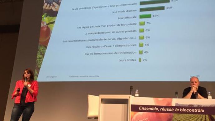 Audrey Ossard, chef marché Bayer, présente le sondage réalisé auprès des participants à leur première édition de leur journée dédiée au biocontrôle, après le point réglementaire de Xavier Langlet, de la DGAL. © H. LAURANDEL