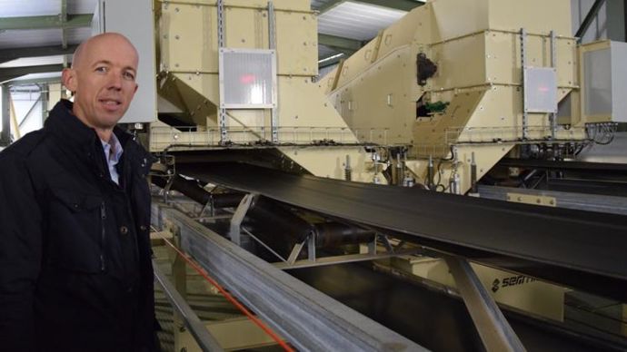 Frédéric Motet, responsable des sites industriels de l’Ufab, pointe plusieurs innovations dont les chariots de chargement des cellules, développés avec le constructeur Sermia. © Y. BOLOH