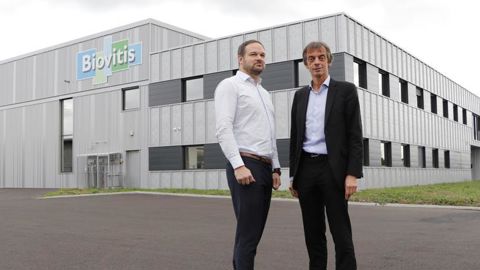 Jean-Philippe Fayol, directeur opérationnel, et Jean-Yves Berthon, président de Biovitis (à d.), et  devant le site flambant neuf de Saint-Beauzire. © R. FOURREAUX