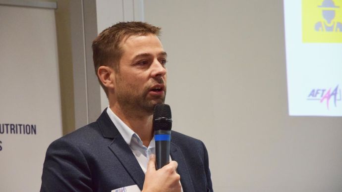 « Notre objectif est de valider cette alternative à l’huile de soja, de mettre en place un modèle local et durable, sans oublier de mesurer l’impact de cette matière première sur la qualité organique du produit fini », explique Cédric Létissier, de Nealia. © Y. BOLOH