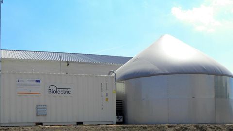 L’installation d’une unité de micro-méthanisation demande une place assez limitée : 200 m2 pour un conteneur et un réacteur de 11 à 16 mètres de diamètre. Le tout est installé en trois jours.