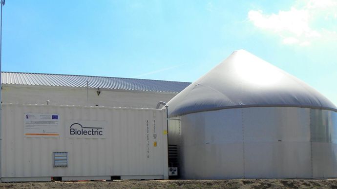 L’installation d’une unité de micro-méthanisation demande une place assez limitée : 200 m2 pour un conteneur et un réacteur de 11 à 16 mètres de diamètre. Le tout est installé en trois jours.