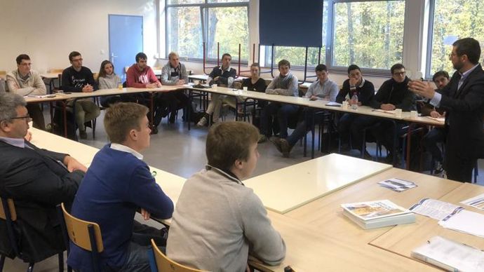Pierre-Antoine Ferru, Daf de Valfrance, a expliqué à des étudiants ingénieurs en agronomie et agro-industries d’UniLaSalle les rouages du fonctionnement du modèle coopératif en compagnie de Christophe Grison, son président et auteur de la photo.
