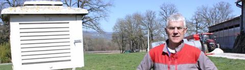Jean-Marc Guigue et son poste météo. La fonction de correspondant météo risque de disparaître : les relevés de pluie se feront automatiquement.A.B.