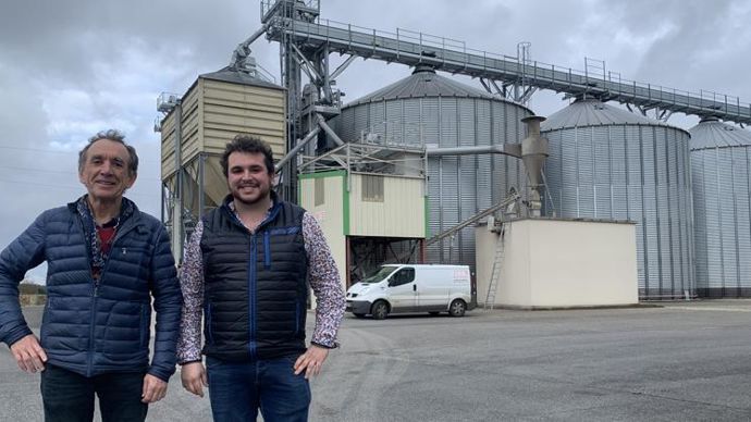Les dirigeants du négoce, Alain et Martin Suplisson, père et fils, devant les cellules dédiées au blé CRC à Coullons (Loiret). © R. FOURREAUX