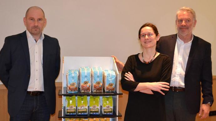 Jean-François Naudi, président d’Arterris (à g.), Leïla Veillon, directrice marketing, et Jacques Logie, directeur général, présentent leur nouvelle marque de producteurs De vous à nous, le 23 janvier à Toulouse. © F. JACQUEMOUD